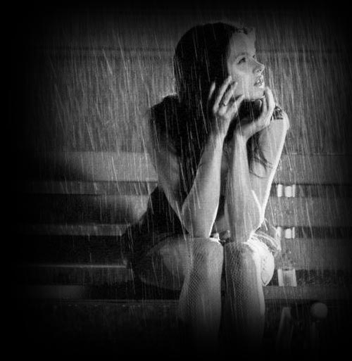 donna_bella_sotto_la_pioggia_foto_in_bianco_e_nero